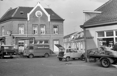 61328 Gezicht in de Kolfstraat te Utrecht, vanaf de Lange Hagelstraat, met links het café Kolfstraat 2 en rechts een ...